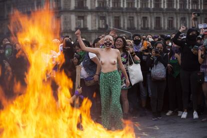 Un grupo feminista inició una fogata en la principal plaza de Ciudad de México.