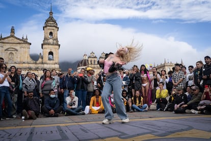 Una mujer trans participa de un ‘Ballroom’ en la Plaza de Bolívar.