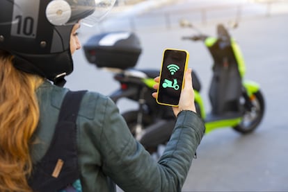 Una mujer alquila una moto eléctrica a través de una aplicación. GETTY IMAGES