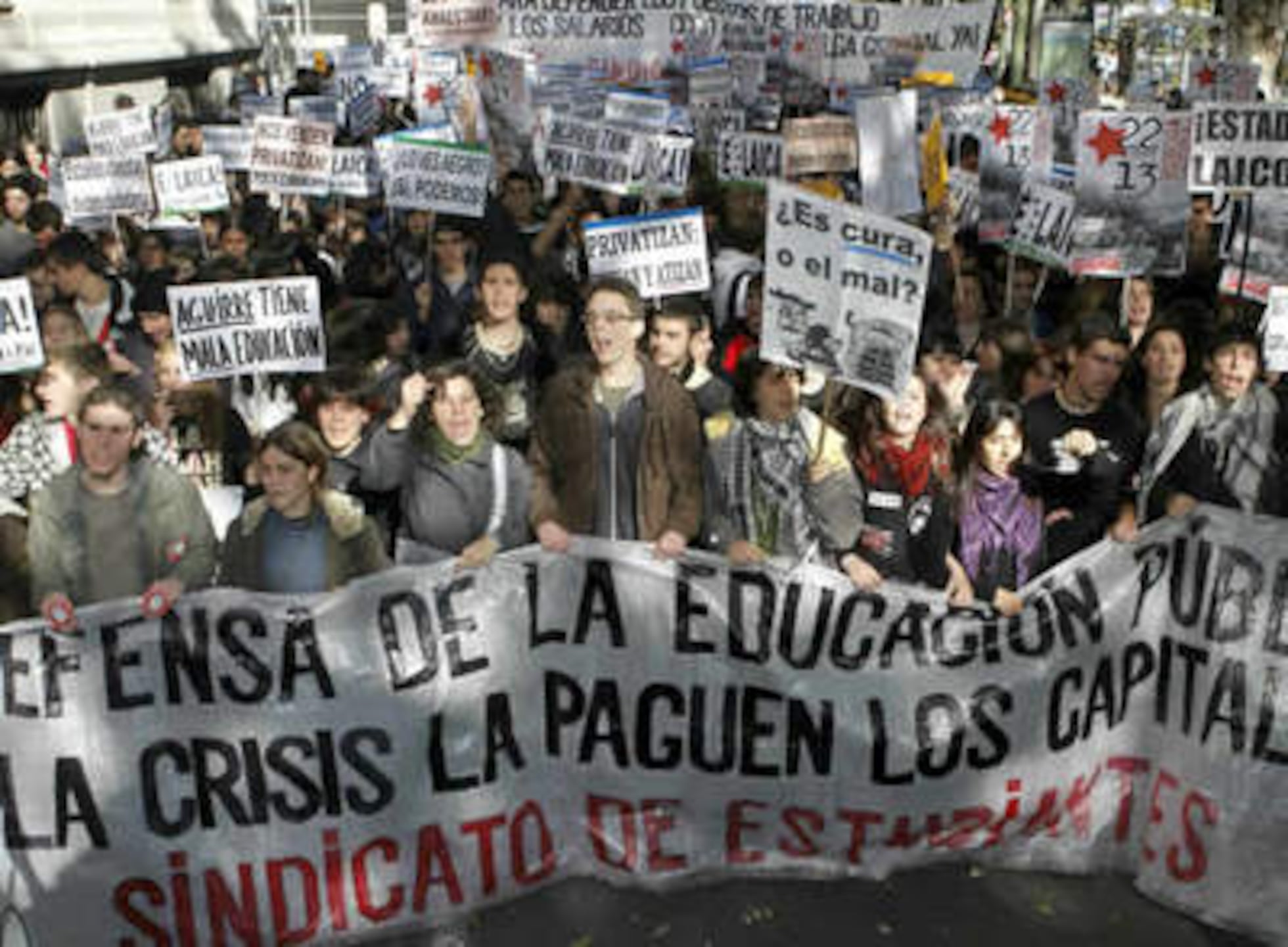 Miles de estudiantes salen a la calle contra el Plan Bolonia | Sociedad ...