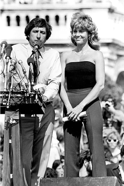 El mismo año en que se separaba de Roger Vadim, Jane Fonda se casaba por segunda vez. Con Tom Hayden vivió su matrimonio más largo hasta la fecha, de 1973 a 1990, y de su unión nació el segundo hijo de la actriz, Troy Garity (en 1973). En la imagen, la intérprete y el escritor y político en una protesta contra la guerra de Vietnam. 