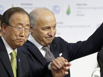 Desde la izquierda, Ban Ki-Moon, secretario general de Naciones Unidas; Laurent Fabius, ministro de Exteriores francés y presidente de la cumbre COP21; y Francois Hollande, presidente francés, este sábado celebrando el acuerdo histórico sobre el cambio climático.