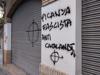 "Picanya fascista", reza una de las pintadas realizadas este viernes en la sede de Compromís en el municipio de Picanya.
