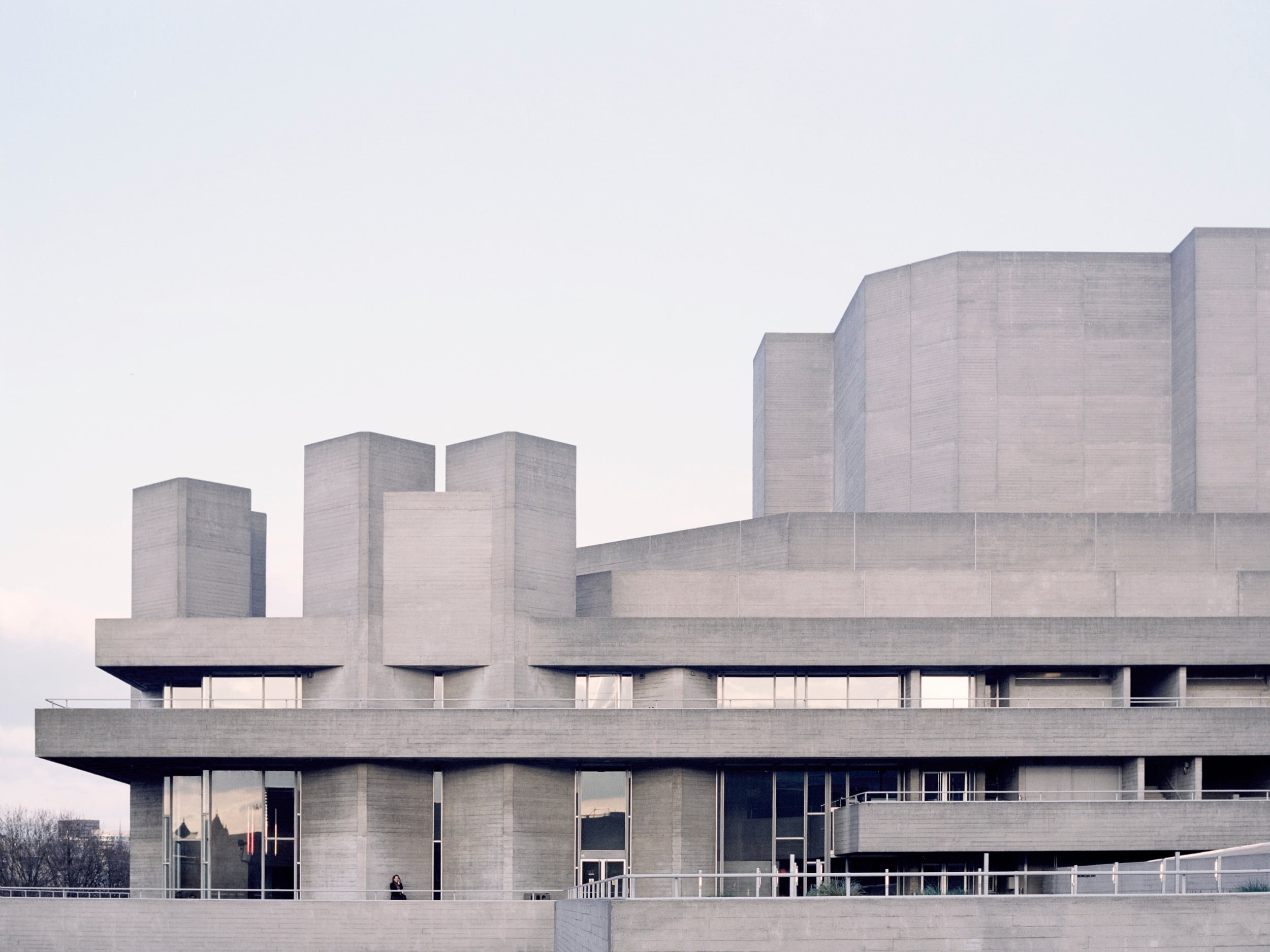 “Es como el salón de actos de una escuela lleno de terciopelo marrón”: 50 años del National Theatre, el edificio brutalista que espantó a Carlos de Inglaterra