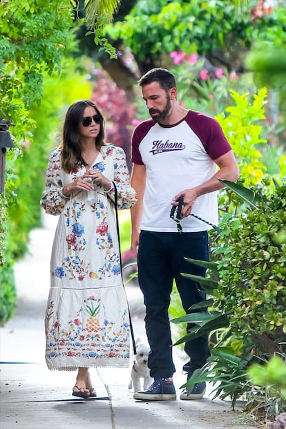 En el verano en el que paseaba con Ben Affleck, en 2020, los paparazzi captaron a Ana de Armas en una de sus salidas alrededor de la casa del actor en Los Ángeles. Llevaba un vestido crudo con un bordado floral que se agotó enseguida: era de la firma Farm Rio.