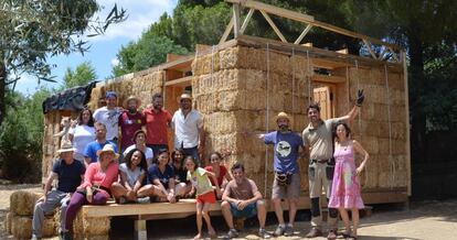 Patricia Cebada y Rubén Solsona (derecha) con los nuevos bioconstructores.