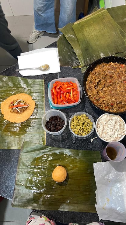 Preparación de unas hallacas venezolanas en una casa de Madrid, en una imagen cedida.