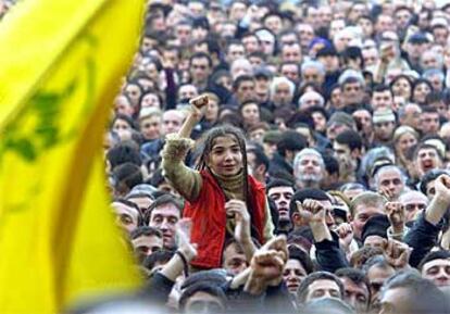 Una niña subida a hombros celebra con miles de georgianos la revuelta popular, que ha sido pacífica y, según los líderes de la oposición "de terciopelo".