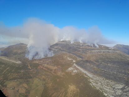 Vista aérea del incendio en Espinosa de los Monteros (Burgos).