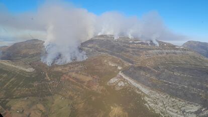 Vista aérea del incendio en Espinosa de los Monteros (Burgos).