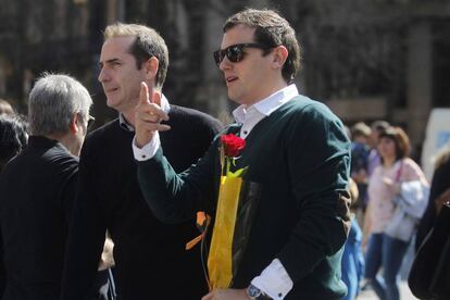 El presidente de Ciudadanos, Albert Rivera, con la tradicional rosa con motivo de la Diada de Sant Jordi, hoy en Barcelona