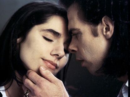 Portrait of Australian singer-songwriter Nick Cave and English singer-songwriter PJ Harvey to promote their duet 'Henry Lee' from the album 'Murder Ballads', United Kingdom, 1995. (Photo by Dave Tonge/Getty Images)