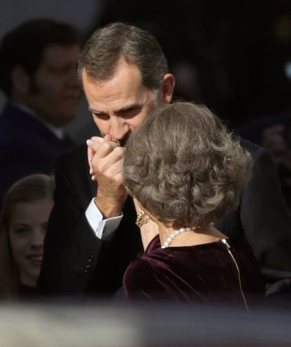 El rey Felipe VI besa la mano de su madre, Doña Sofía, a su llegada al Congreso de los Diputados.