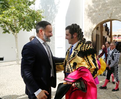 Santiago Abascal, de Vox, y el torero Morante de la Puebla, en la corrida goyesca en Ronda (Málaga), en 2019. 