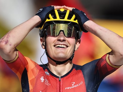 Carlos Rodríguez, celebra, este sábado, la victoria del Tour en Morzine.