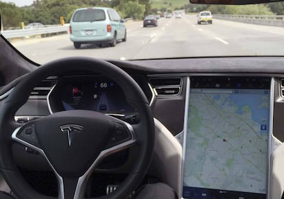 El interior de un Tesla Model S como el siniestrado usando el piloto automático.