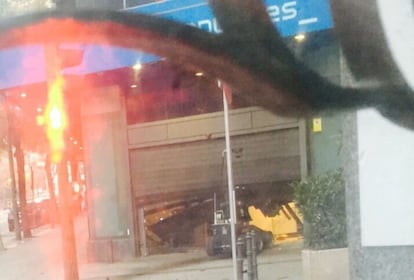 El robot de los Tedax inspecciona el lugar donde se ha empotrado el coche, en la puerta de la sede principal del PP en la calle Génova de Madrid.