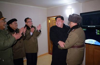Kim Jong-un celebra el lanzamiento del proyectil.