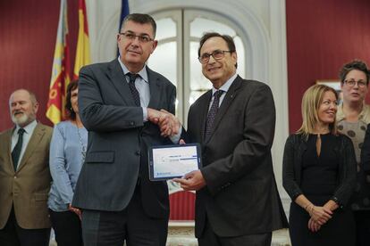 El consejero de Econom&iacute;a, Vicent Soler, a la derecha, entrega el proyecto de Presupuestos de 2018 al presidente de las Cortes Valencianas, Enric Morera.