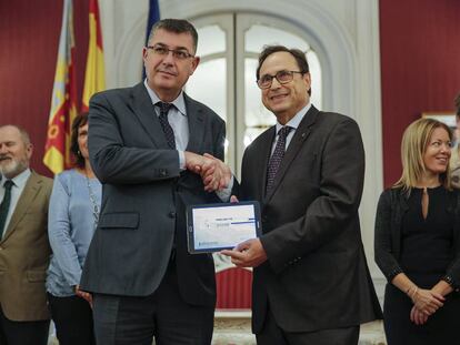 El consejero de Econom&iacute;a, Vicent Soler, a la derecha, entrega el proyecto de Presupuestos de 2018 al presidente de las Cortes Valencianas, Enric Morera.