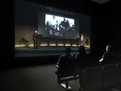 Los fundadores de  Art &amp; Language, Mel Ramsden y Michael Baldwin, en una perfomance.