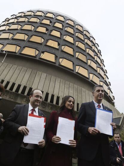 De izquierda a derecha, Miquel Iceta (PSC), In&eacute;s Arrimadas (Ciudadanos) y  Xavier Garc&iacute;a Albiol (PPC) presentan ante el Tribunal Constitucional los recursos contra la decisi&oacute;n de admitir a tr&aacute;mite la resoluci&oacute;n soberanista de Junts pel S&iacute; y la CUP. 