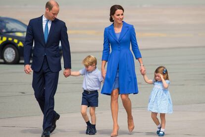 Los duques de Cambridge, con sus hijos los príncipes Jorge y Carlota, durante su visita oficial a Alemania.