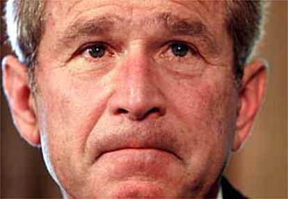 El presidente Bush, con lágrimas en los ojos, habla a los norteamericanos desde la Casa Blanca.