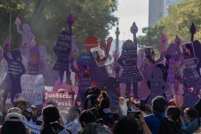Familiares de desaparecidos y víctimas de feminicidio marcharon desde el Ángel de la Independencia hasta el Centro Histórico de la ciudad.