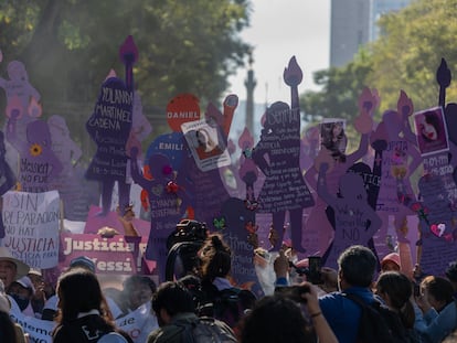 Familiares de desaparecidos y víctimas de feminicidio marcharon desde el Ángel de la Independencia hasta el Centro Histórico de la ciudad.