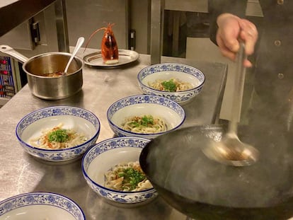 Preparando el ramen, en Soy Kitchen. J. C. CAPEL