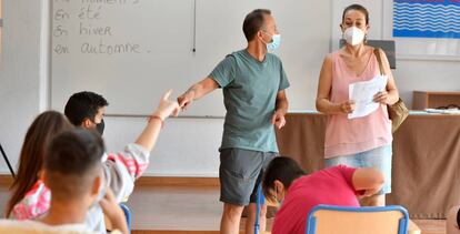 Alumnos de secundaria del I.E.S. Maestro Padilla de Almería realizan los exámenes de recuperación de septiembre.