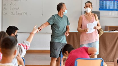 Alumnos de secundaria del I.E.S. Maestro Padilla de Almería realizan los exámenes de recuperación de septiembre.