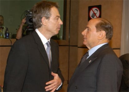 El primer ministro británico, Tony Blair, y su homólogo italiano, Silvio Berlusconi, ayer en Bruselas.