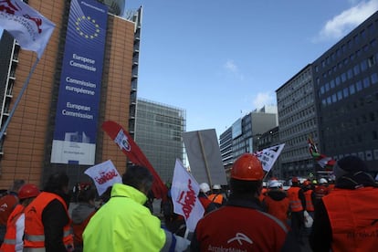 Trabajadores del acero de toda Europa se manifiestan en Bruselas en defensa de sus empleos. 