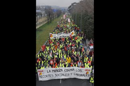 La marcha de los trabajadores de Iberia, que ha durado 4 horas y ha transcurrido sin incidentes, ha ido creciendo a medida avanzaba, debido a que se le iba sumando la gente que estaba en los puentes de la carretera del aeropuerto.