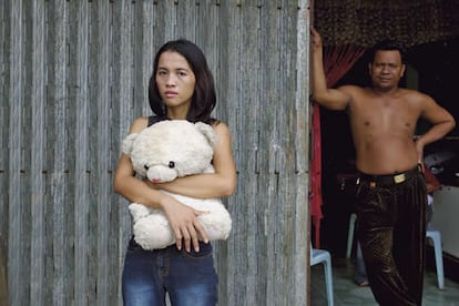 Yorchi Hong Nhea, 25 años, es vietnamita. Su padre la vendio de niña a un traficante. Nunca volvió a ver a su familia. Ha ido pasando de dueño en dueño, hasta llegar hace 3 años a Poipet, la frontera entre Tailandia y Camboya. Ahora trabaja en el burdel que dirige el hombre de la fotografía.