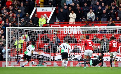 Salah marcando de penalti frente al Manchester United.