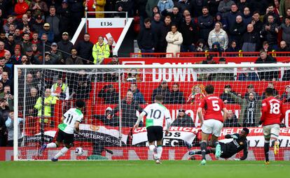 Salah marcando de penalti frente al Manchester United.