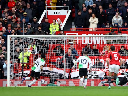 Salah marcando de penalti frente al Manchester United.
