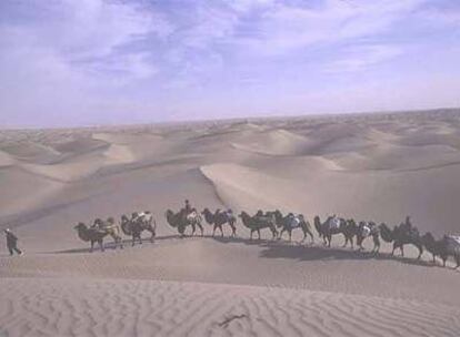 Caravana de <i>Al filo de lo imposible</i> en el desierto de Taklamakán.