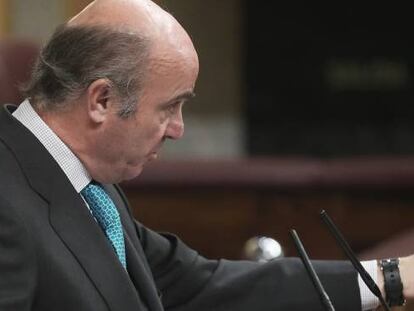 Luis de Guindos, ministro de Economía, hoy en el Pleno del Congreso de los Diputados.