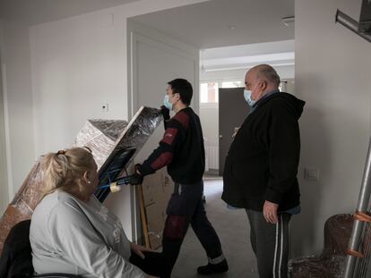 Ignacio Delnotario y Alicia Mannise  en su nuevo piso mientras los operarios le suben sus muebles.