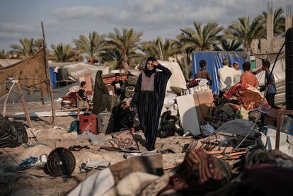 Una mujer palestina observa los daños tras el bombardeo israelí, este martes en Yan Junis.