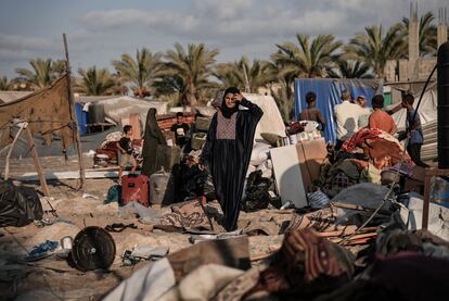 Una mujer palestina observa los daños tras el bombardeo israelí, este martes en Yan Junis. 