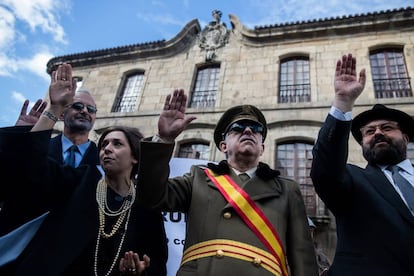 Actores caracterizados como Carmen Polo y Francisco Franco