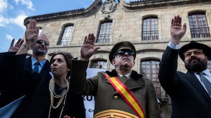 Actores caracterizados como Carmen Polo y Francisco Franco, en una manifestación por la devolución de la Casa Cornide en 2019.