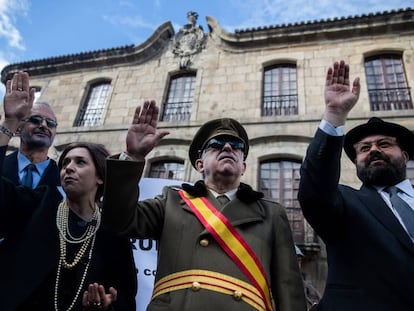 Actores caracterizados como Carmen Polo y Francisco Franco, en una manifestación por la devolución de la Casa Cornide en 2019.