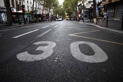 Señal de limitación de velocidad en una calle de París.