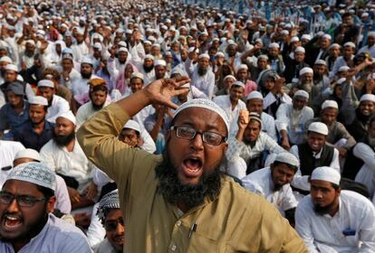 Un hombre grita en una manifestación organizada por el Estado de Bengala Occidental Jamiat-e-Ulama, una organización islámica para apoyar la armonía comunitaria, en Calcuta (India)